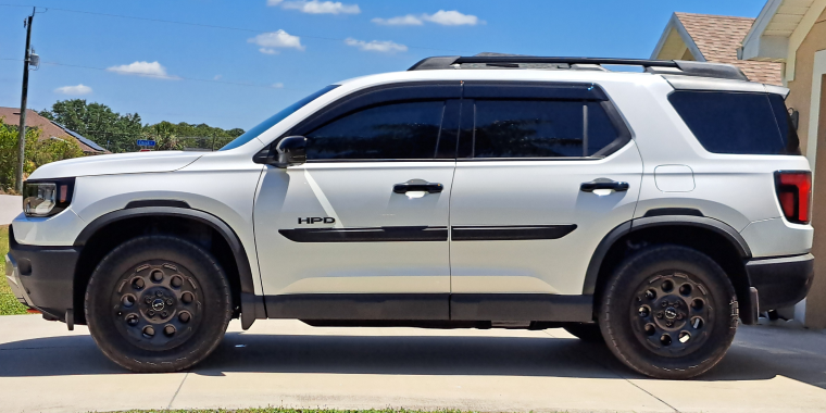 Vista lateral de una Honda Passport TrailSport 2026, SUV japonesa. Seguro de auto barato para Honda Passport.