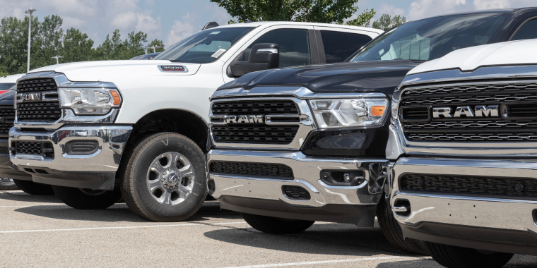 Exposición de camionetas Ram en un concesionario Stellantis – seguro de auto barato para Ram 3500.