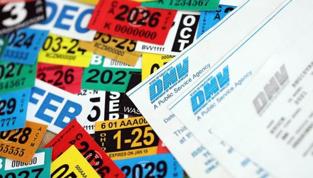 Documentos del DMV y calcomanías de registro para consultar el historial de manejo en USA.