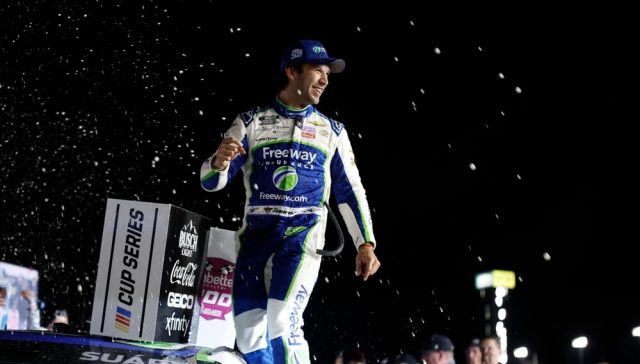 Daniel Suárez celebra una victoria en NASCAR Cup Series, destacando el impacto latino en NASCAR y el crecimiento de la representación hispana en el automovilismo.