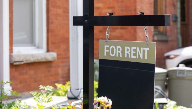 Letrero de “For Rent” frente a una vivienda disponible para alquiler, recordatorio de que comparar opciones y verificar las condiciones del arrendamiento ayuda a evitar errores al rentar una casa en EE. UU.