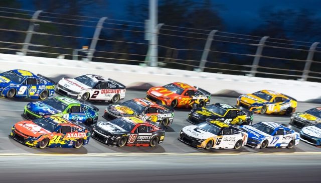 Autos de carreras compiten en una pista, mostrando qué autos se usan en NASCAR.
