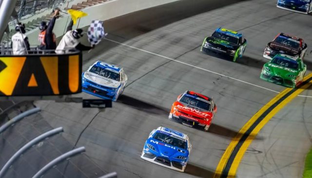 Banderas NASCAR significado durante el final de una carrera con la bandera a cuadros.